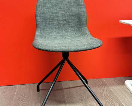 Designstoel in stof